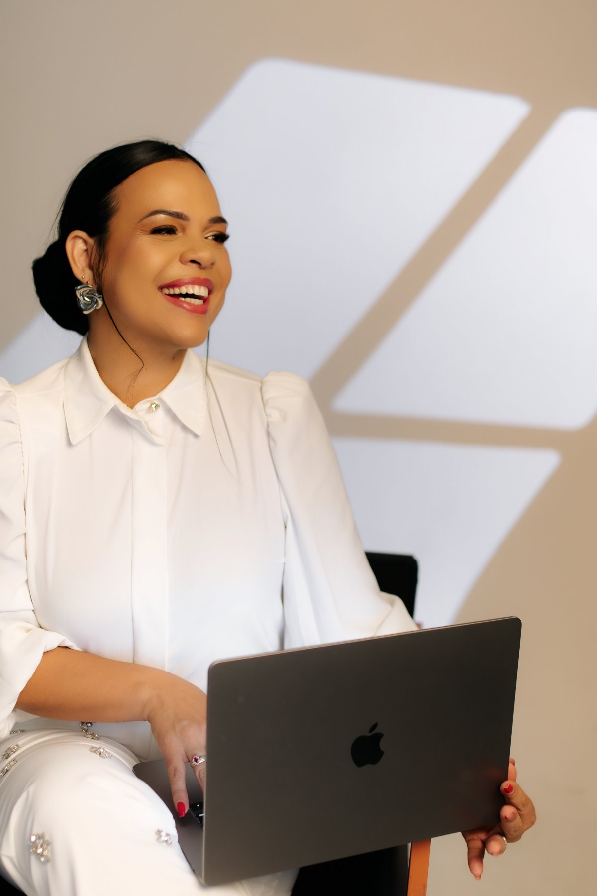 Dra. Marselle Monda em atendimento online a clientes